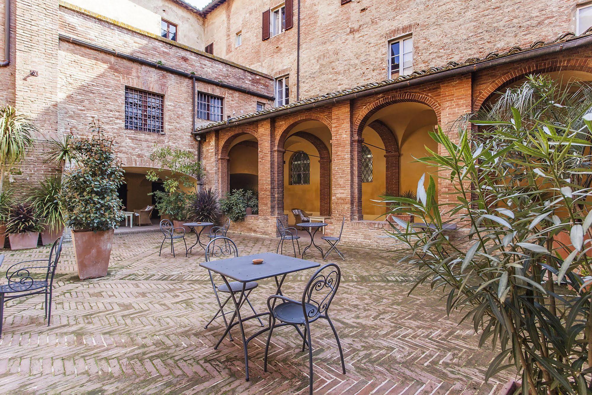 Hotel Il Chiostro Del Carmine Siena Exterior foto